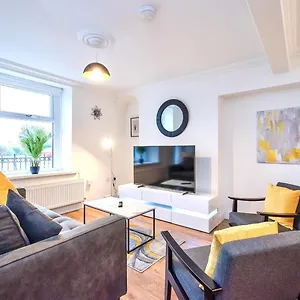  Holiday home Casa One Hundred - A Beautiful 4 Bed House On The Front United Kingdom